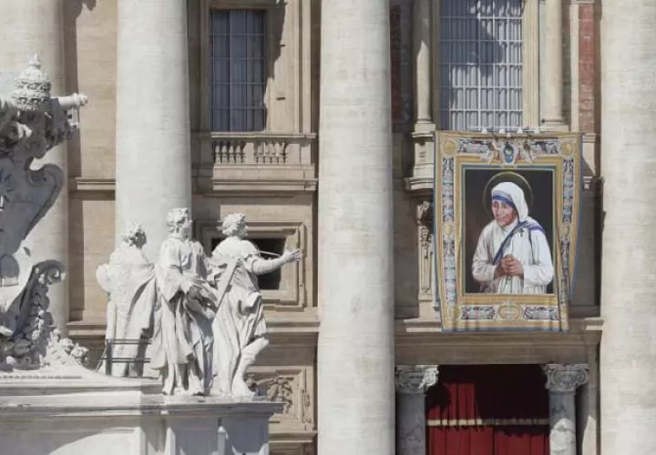 Un tapiz que representa a la Madre Teresa en el balcón de la basílica de San Pedro durante la misa de canonización en el Vaticano. /Foto AP