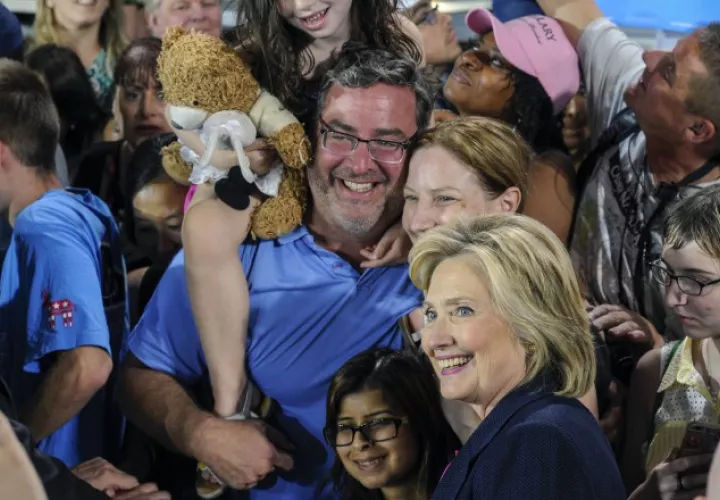 Hillary Clinto, ha salido a hacer campaña de puerta en puerta. /Foto AP