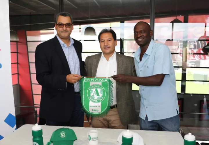 La presentación estuvo a cargo de Rubén Cárdenas Jr. (centro),  directivo aliancista. /Foto Cortesía
