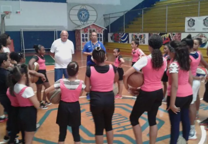 Experiencia: Suero conversa con las niñas del grupo  Kiwanis Princess Chorrillo. En total, 25 niñas asistieron a esta charla de baloncesto.