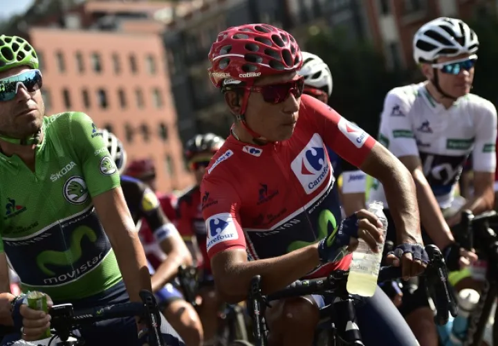 Nairo Quintana (rojo) es el líder de la Vuelta a España. /Foto AP