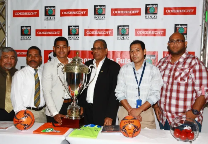 La Copa  2016 fue presentada ayer, la misma está en poder del conjunto de La Prensa. /Foto Anayansi Gamez