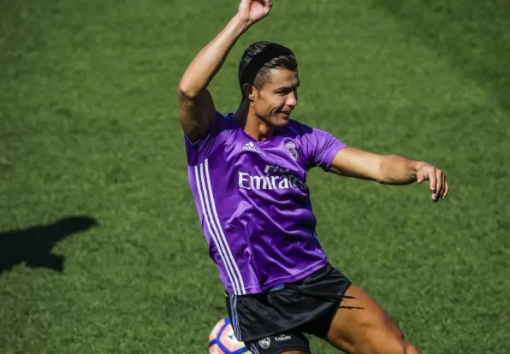 Cristiano Ronaldo en los entrenamientos del Real Madrid  ayer. /Foto AP