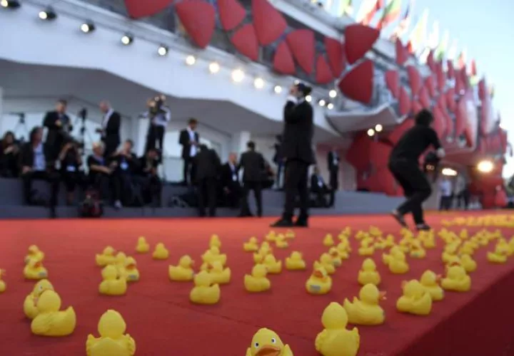 Fotografía de la alfombra roja decorada con patos de hule. /Foto EFE
