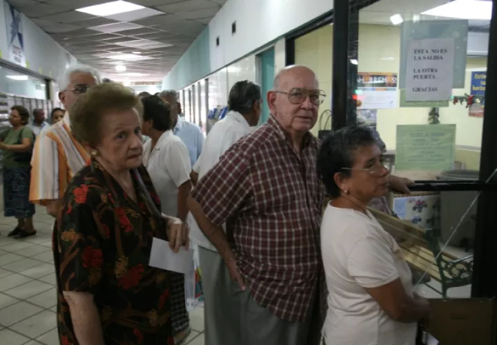 Mientras que la población se queja a menudo del alto costo de la vida, cuando se jubilen solo devengarán un 60% de su salario actual. /Foto Archivo