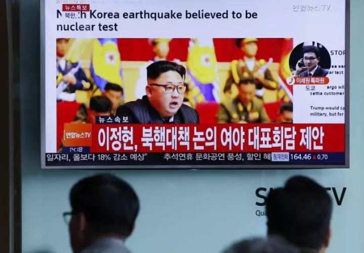 Surcoreanos se informan por TV en Seúl de la quinta prueba nuclear de Corea del Norte. /Foto EFE.