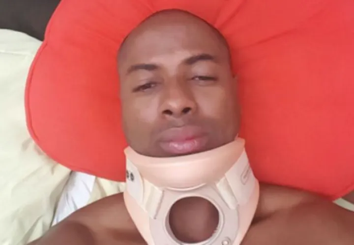 Irving Saladino mostrando el cuello ortopédico. /Foto tomada de Instagram