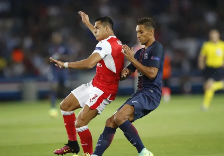 Alexis Sánchez (izq.)  en una jugada del partido. /Foto AP