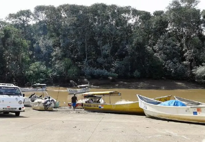 También reclaman el arreglo de la calle hacia el puerto. /Foto Thays Domínguez 
