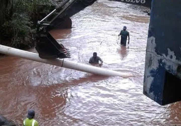Al parar la lluvia en Chiriquí, se limpian las tomas de agua con el uso de maquinarias y personal. /Foto José Vásquez