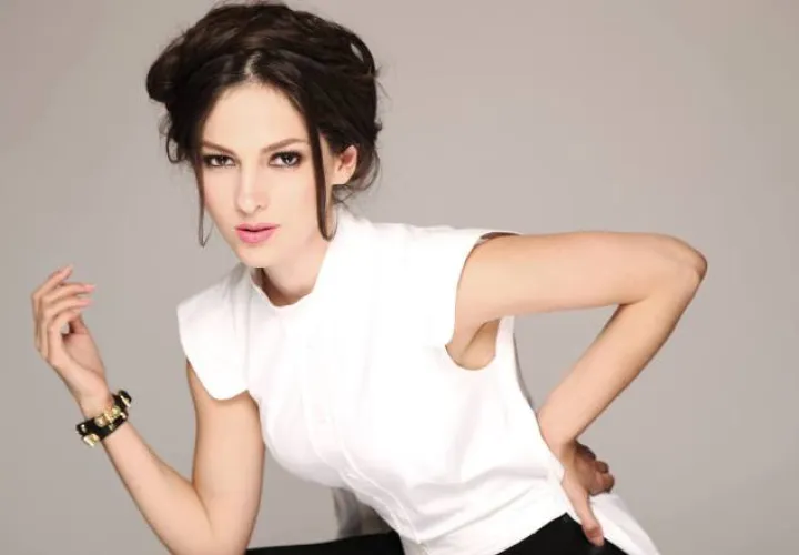  La cantante mexicana presenta su  tema ‘Rompo contigo’ y anuncia que vendrá a Panamá con su nueva gira. Además, recordó cuando grabó a dúo con el fallecido Juan Gabriel.