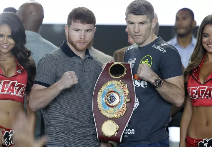 Saúl Álvarez (cent-izq.) peleará contra Liam Smith el sábado. /Foto AP