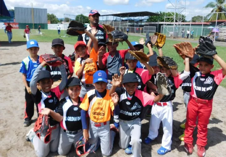 Algunos  de los pequeños durante la cita realizada en el estadio Olmedo Solé. /Foto Zenaida Vásquez
