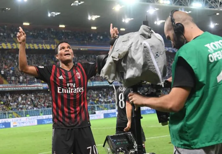 Carlos Bacca da gracias a Dios por el gol. /Foto AP