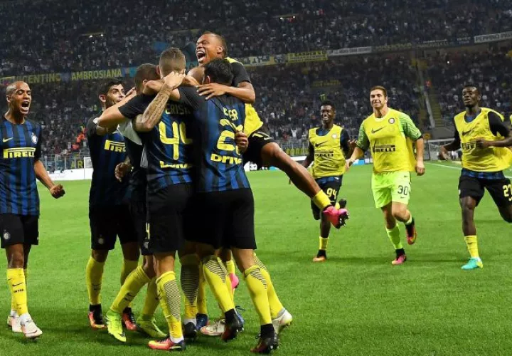 Los jugadores del Inter celebran una de las anotaciones. /Foto AP