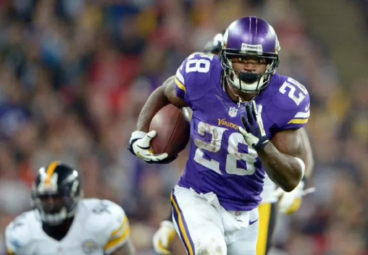 Adrian Peterson sufrió la lesión en el tercer cuarto de la victoria de Minnesota  sobre Green Bay, el domingo. /Foto AP