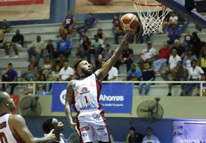 Kenneth Brown la coloca de bandejita. /Foto LPB
