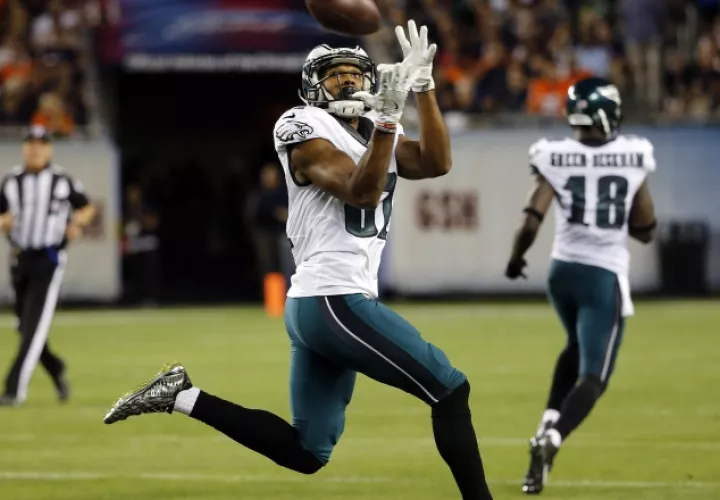 El recibidor Ryan Matthews captura unos de los dos pases de "touchdown" en el juego del tradicional lunes por la noche de la NFL. /Foto AP