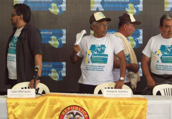 Miembros del Estado Mayor de las Farc dan a conocer la aprobación del grupo a acuerdos. /Foto EFE