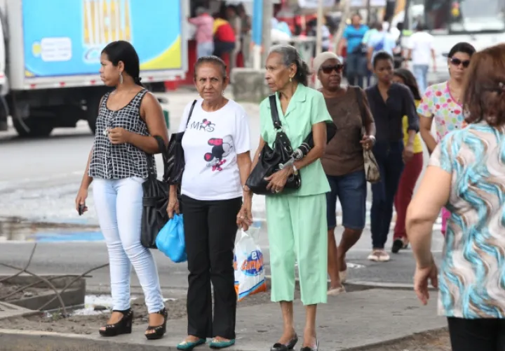 Según los expertos, en los próximos 10 años habrá más cantidad de personas mayores que jóvenes en Panamá. Archivo
