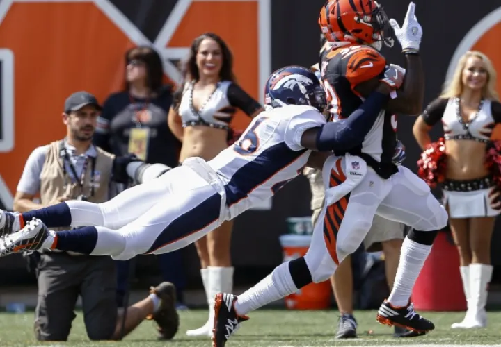 El saftey Darian Stewart (izq.) se lanza para detener a  Jeremy Hill. /Foto AP