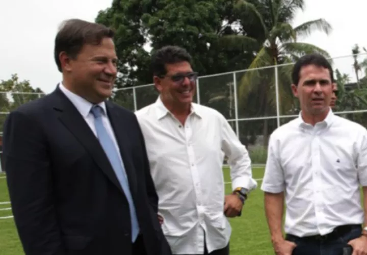 Peter Vallarino, junto al presidente Varela, en  entrega de canchas del programa Mi Escuela Primero. /Foto Archivo