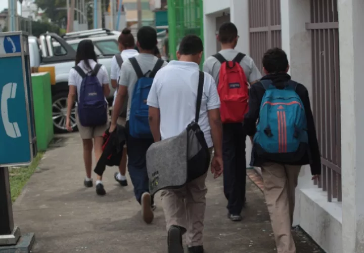 La clase media es una de las más afectadas ante el aumento del costo de la vida en general y  de la educación privada. /Foto Archivo