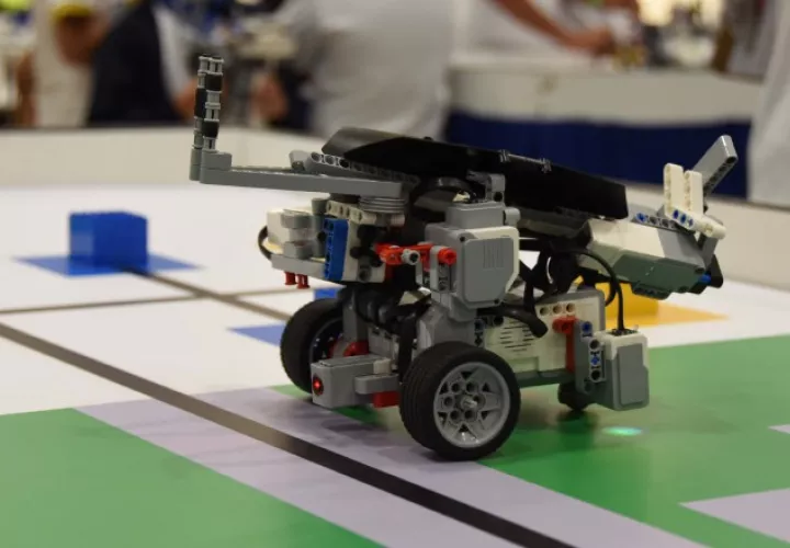 Diversos jóvenes se lucieron con sus robots en la contienda. Marly Domínguez