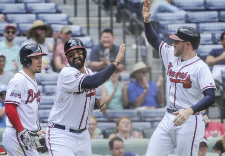  Freddie Freeman (der.) y Matt Kemp celebran en el plato./ Foto AP