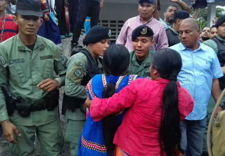 Indígena lesionada, mientras se realizaba la firma del acuerdo. 