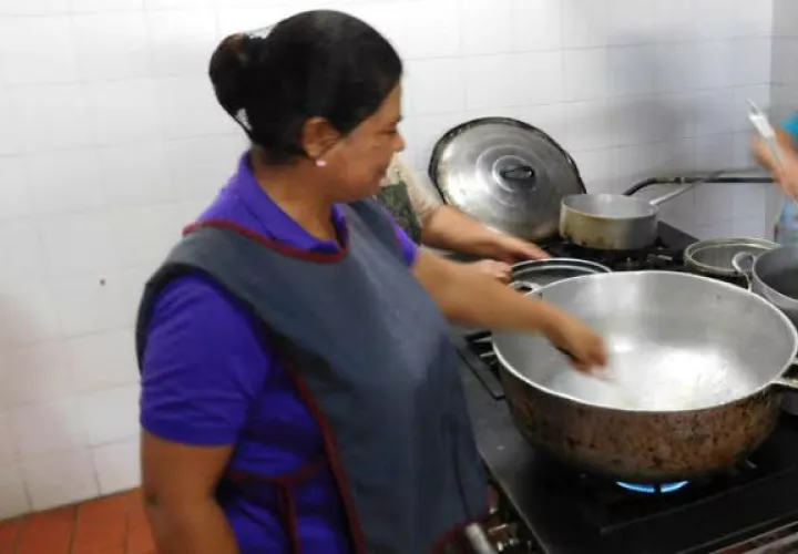Cocinan para más de 200 personas. Foto: Zenaida Vásquez 