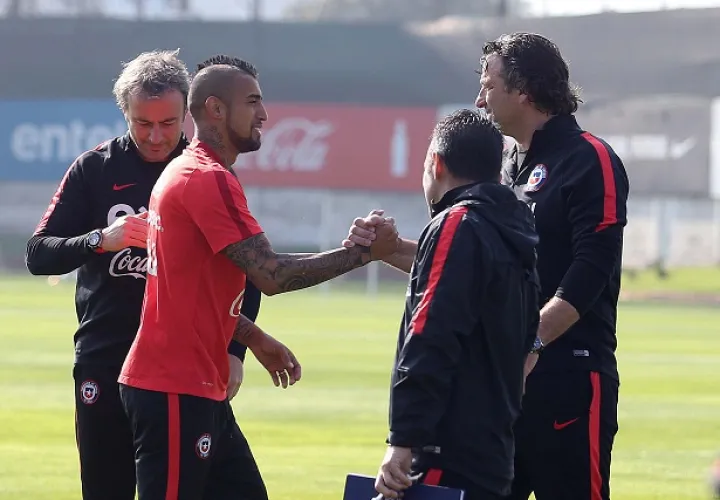 Antonio Pizzi  saluda a Vidal. Foto/EFE