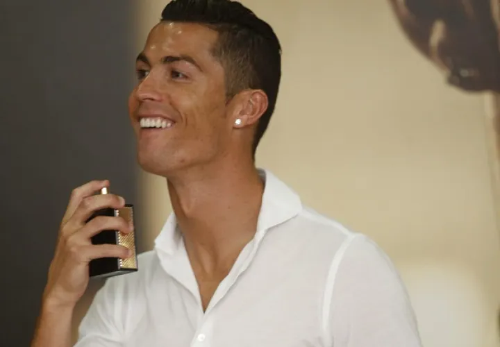 Cristiano Ronaldo se aplica un poco de su loción. Foto/EFE