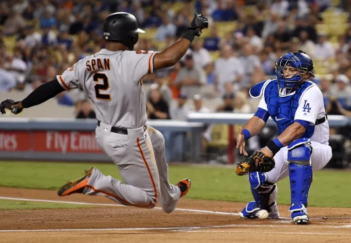 Carlos Ruiz durante una jugada. Foto/AP