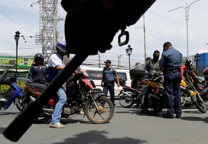 El presidente de Filipinas, Rodrigo Duterte, firmó hoy el decreto que proclama el "estado de emergencia nacional por la violencia anárquica" tras el atentado del viernes que causó 14 muertos y 67 heridos y que le permite desplegar soldados. Foto: EFE