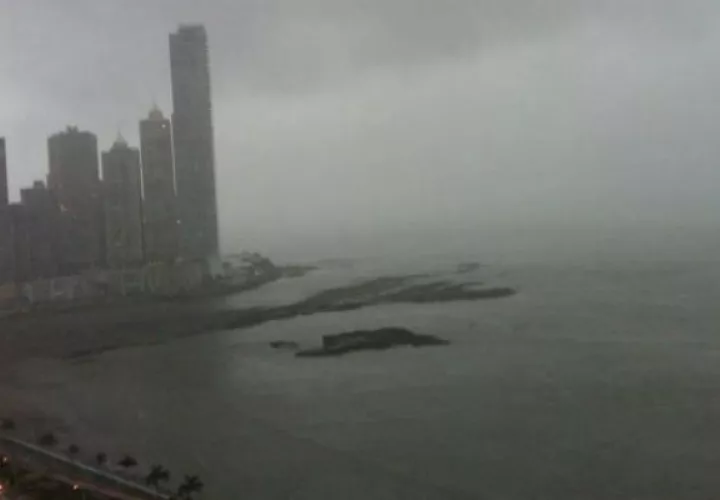 Desde horas de la mañana se reportaron lluvias en la ciudad capital.