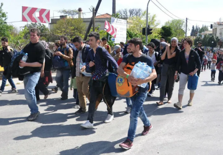 Los refugiados caminan por una calle de la isla de Quíos en Grecia. Foto: EFE