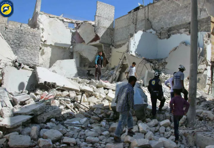 Buscan sobrevivientes en un edificio que fue bombardeado. FOTO/AP