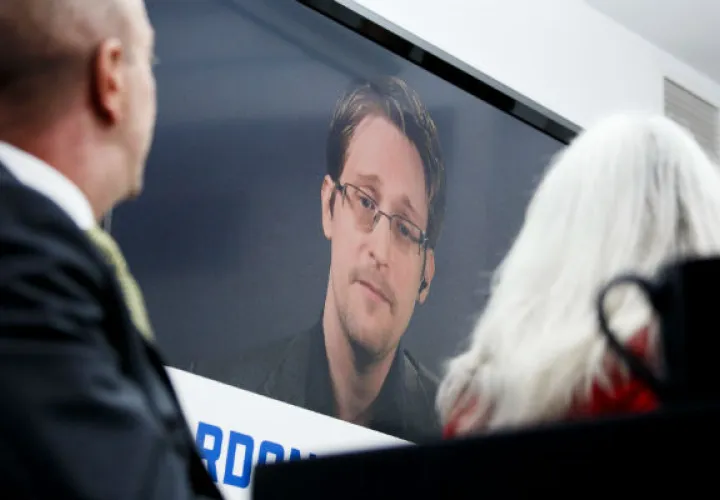 Una pantalla muestra al exanalista de la CIA Edward Snowden en videoconferencia desde Moscú (Rusia) durante una rueda de prensa en Nueva York (Estados Unidos) durante una campaña que pide al presidente de Estados Unidos. Foto: EFE 