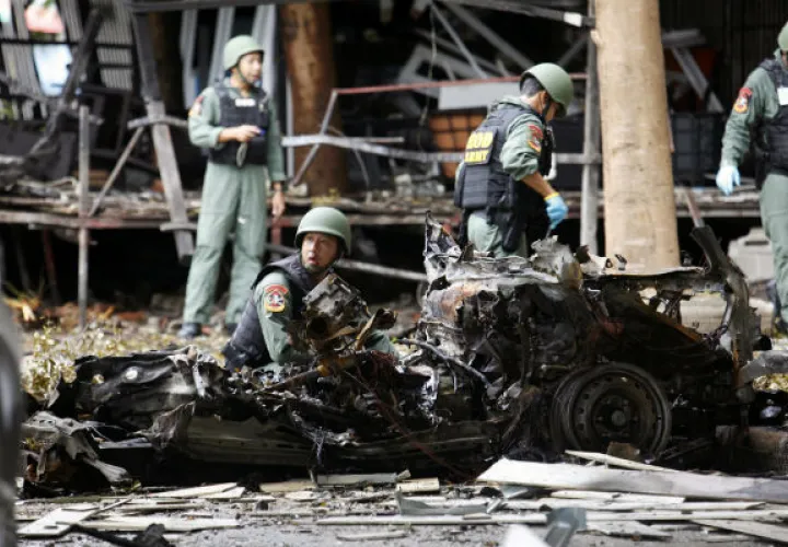 Integrantes del escuadrón antiexplosivos de tailandés EOD inspeccionan los restos de un ataque con coche bomba al sur de Tailandia. Foto: EFE