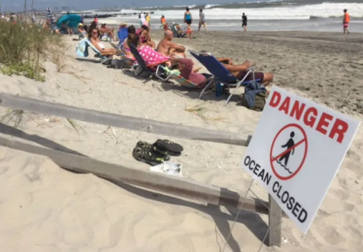 Las autoridades cierran varias playas. FOTO/AP