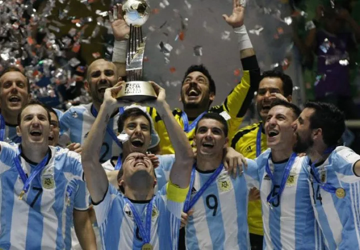 Jugadores de Argentina festejan con el trofeo al ganar la Copa Mundial de Futsal de Colombia 2016. EFE