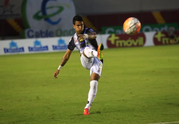 José Peraza, junto a sus compañeros de equipo, intentó darle los tres puntos al Tauro FC. Anayansi Gamez