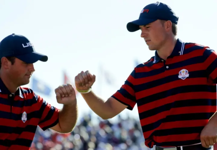 Jordan Spieth (dcha.) fue uno de los encargados de dar la ventaja. AP