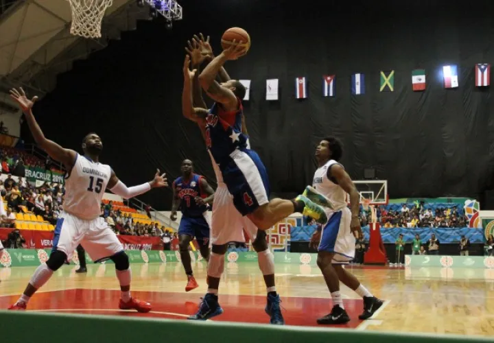 Levy (centro) ha representado a Panamá en diversos torneos. FIBA
