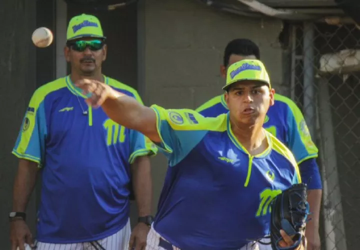 Ariel Jurado lanza con el uniforme de los Navegantes de Magallanes en la pelota venezolana. /Foto Tomada de Internet