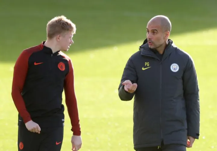 Pep Guardiola (dcha.) conversa con Kevin de Bruyne. /Foto AP