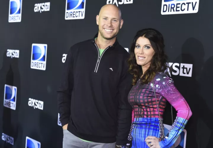 El pateador Josh Brown (izq.) junto a Molly Brown. /Foto AP