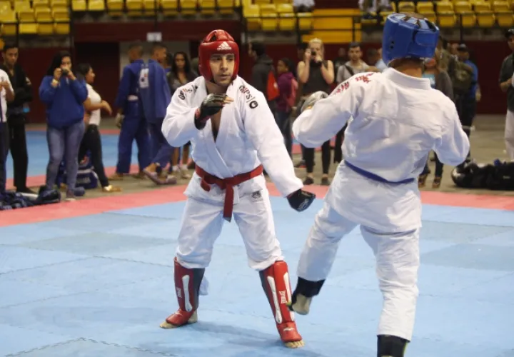 Oliver Meza (izq.) se colgó la medalla de oro en la modalidad de sambo, al vencer al panameño  José Toscano, en la arena Roberto Durán. Aurelio Herrera