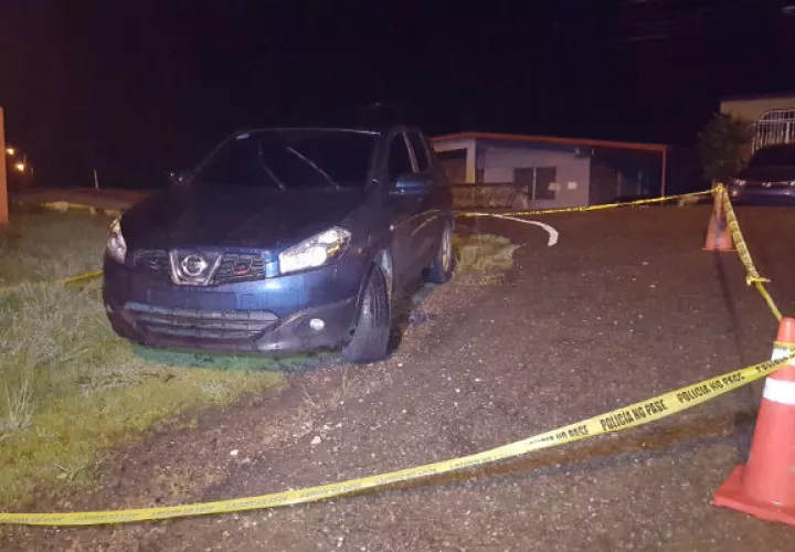 El auto fue encontrado en Punta Azul, en Pilón. FOTO/Delfia Cortez